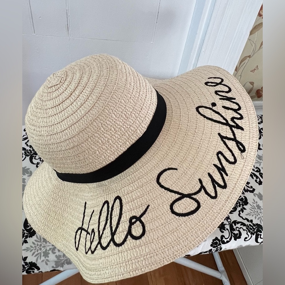Off white floppy sun hat. “Hello Sunshine”. One size fits all. Minimal wear